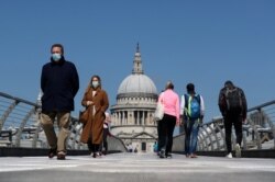 Люди в масках на мосту Миллениум в Лондоне
