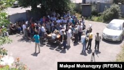 «Собрание демократических сил», прошедшее во дворе частного дома. Алматы, 12 июля 2013 года.