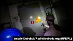 Працівник ЧАЕС відкриває нам двері до 8-го турбінного залу 4-го реаторуа ЧАЕС