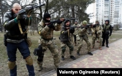 Нові бійці Сил територіальної оборони ЗСУ під час вишколу на тлі масштабного вторгнення Росії до України. Київ, 9 березня 2022 року