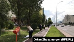 Министрлер үйі маңында наразылық пикетін өткізіп тұрған азаматтар. Нұр-Сұлтан, 9 қыркүйек 2019 жыл.