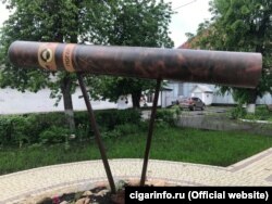 Зараз в усьому цивілізованому світі йде боротьба з пропагандою паління. А в російському місті Погарі на Брянщині, навпаки, 2020 року встановлений пам’ятник місцевій сигарі