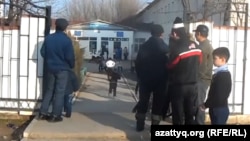Родители встречают своих детей у ворот школы. Шымкент, 23 октября 2015 года.