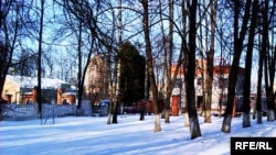 Зьлева яшчэ відаць гістарычны будынак былога музэю