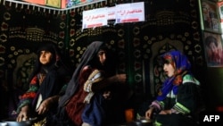 اعضای یک خانواده که در یکی از رستورانت های هرات برای صرف غذا رفته بودند٬ اما حالا دیگر این فرصت از آنان گرفته شده و اجازه ندارند در رستورانت های که ساحه سبز دارند٬ غذا صرف کنند