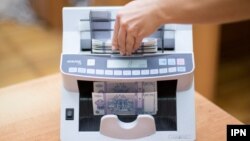 Potrivit Guvernului, salariul minim a crescut în ultimii trei ani de la 3.000 la 5.500 de lei.