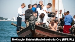 Ніс човна прикрашений козацькою головою. Матроси з екіпажу «Спасу» жартують, що їхній козак навіть вміє курити люльку