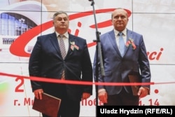 Міністар інфармацыі Аляксандар Карлюкевіч і намесьнік кіраўніка Адміністрацыі прэзыдэнта Ўладзімер Жаўняк