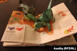 "Dinosaurs" китабы. Бу pop-up китабының яңа битен ачканда 3D рәсем калкып чыга