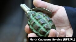 Поліція провела обшук у житлі підозрюваного, в ході якого виявила та вилучила гранату та запал до неї (ілюстраційне фото)