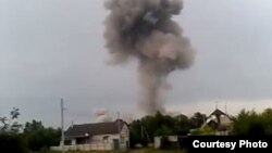 В пригороде Луганска горят склады с оружием, 30 мая 2014 года