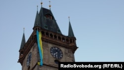 Прапор України вивісили на вежі у Празі, 2016 рік