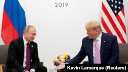 Владимир Путин һәм Доналд Трамп 2019 елда Япониядә "егермелек төркеме" саммитында