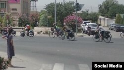 Ин акси саёҳати дучархасаворони хориҷӣ ҳангоми убур аз Кӯлоб бардошта шудааст