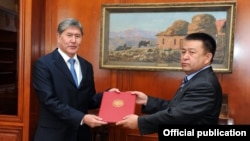 Алмазбек Атамбаев жана Чыныбай Турсунбеков, 8-декабрь, 2011-жыл