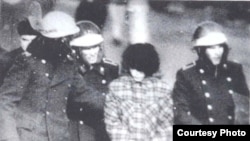 1986-жылдын декабрындагы демонстранттардын бирин милиция кармап кетип бараткан учур.
