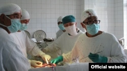 Бөйрөккө операция жасоо маалында тартылган сүрөт