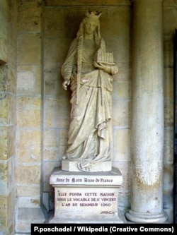 Франція. Скульптура Анни Київської, королеви Франції, доньки правителя періоду України-Русі Ярослава Мудрого, при вході в ліцей у Санлісі
