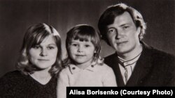 Юлий Сергеевич, Ольга Владимировна и Алиса (посередине) Худяковы.