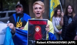 Під час акції біля російського посольства у Північній Македонії проти збройної агресії Росії щодо України. Скоп’є, 10 жовтня