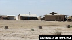 Lebap welaýatyndaky Gazak obasynyň käbir jaýlary. Lebap, aprel, 2012.