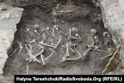 Людські останки на території колишньої тюрми НКВС у Дубні. Весна 2019 року