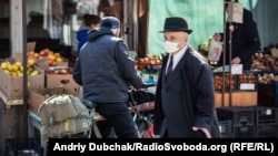 Київ. На продуктовому ринку біля метро Героїв Дніпра, Київ, 26 березня 2020 року