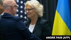 Министры обороны Украины и Германии Алексей Резников и Кристине Ламбрехт перед заседанием Консультативной группы по обороне Украины на авиабазе ВВС США "Рамштайн" в Германии, 8 сентября 2022 года