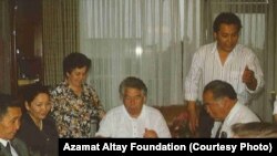 "Азаттыктын" журналисттери менен. Оңдон солго: Азамат Алтай, Аким Өзгөн (туруп турат), Чыңгыз Айтматов, Майра Жакып келини (Бактыгүл), Мария Айтматова, Төлөмүш Жакып уулу. Мүнхен. 1988.