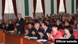 Саҳнаи хайрбод бо Оқил Оқилов дар ҷаласаи ҳукуматӣ