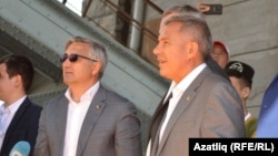 Сабантуйда Милли шура рәисе Васыйл Шәйхразиев һәм Татарстан президенты Рөстәм Миңнеханов