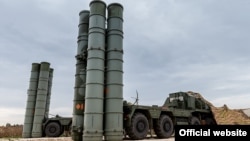 Ракетные комплексы С-400 на авиабазе Хмеймим в сирийской провинции Латакия.