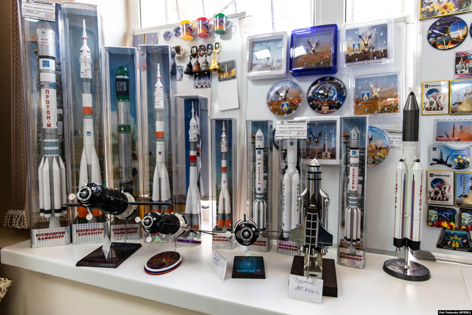 Дүкендегі кәдесыйлар.