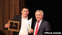 Нурбек Кожобековго кыргыз күрөшү боюнча мыкты спортчу сыйлыгын Олимпиадачылар ассоцациясынын президенти Шаршен Касенов тапшырууда. 17-январь, 2015-ж. Бишкек.