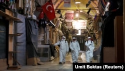 Стамбулдун базарындагы санитардык кызматкерлер, 25-март 2020-жыл.
