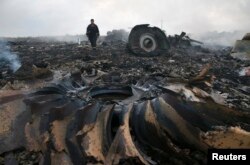 На місці падіння «Боїнга 777» рейсу MH-17 поблизу селища Грабове Донецької області, 17 липня 2014