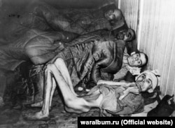 Четверо виснажених в'язнів концтабору «Освенцим» після звільнення. Фото з виставки «Тріумф людини. Мешканці України, які пройшли нацистські концтабори»