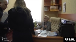 Біля журналістки стоїть Юрій Бондар - заступник селищного голови з питань роботи виконавчих органів