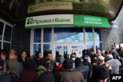 Проросійські бойовики штурмують відділення «Приватбанку» в Донецьку, 28 квітня 2014 року