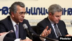 Armenia - Transport and Communications Minister Manuk Vartanian (L) and the chief executive of the Spanish company Corsan Corviam Construccion, Francisco Garcia, at a news conference in Yerevan, 27Apr2012.