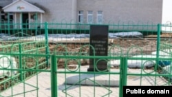 2011 елда Түбән Шытсу мәктәбе каршында ачылган яңа һәйкәл