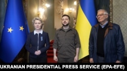 Президент України Володимир Зеленський (посередині), очільниця Єврокомісії Урсула фон дер Ляєн (ліворуч) і високий представник ЄС із закордонних справ Жозеп Боррель під час устрічі в Києві, 8 квітня 2022 року