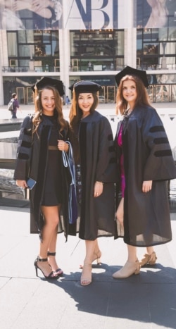 Юрист из США Айя Балтабек (в центре).