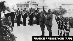 İtaliya kralı III Viktor Emmanuil və İtaliya faşist diktatoru Benito Mussolini Naməlum Əsgərin Məzarı önündə. 1938