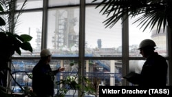 Рабочыя ў Мазырскім НПЗ, ілюстрацыйнае фота