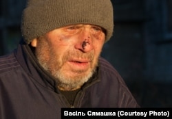 Мужчына жыве адзін каля 21-й бальніцы ў разьбітай 5-павярхоўцы і ўжо нічога не баіцца