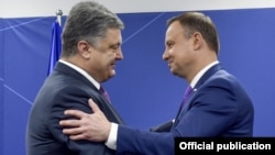 Президент України Петро Порошенко (л) та президент Республіки Польща Анджей Дауда під час саміту НАТО у Варшаві, 9 липня 2016 року