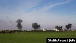 Стовпи диму піднімаються після авіаударів по місту Саракеб, провінція Ідліб, 2020 рік