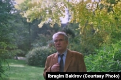 Чыңгыз Айтматов Брюсселдеги “Тенбош” гүлбагында. И. Бакировдун белек фотосу.