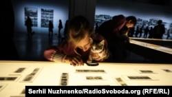 На виставці можна побачити як плівки Параски Плитки-Горицвіт, так і фото з її архіву